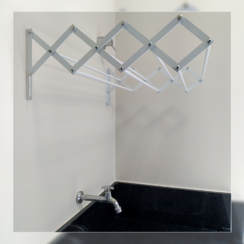 Varal sanfonado Maria do Varal com 7 varetas instalado em parede